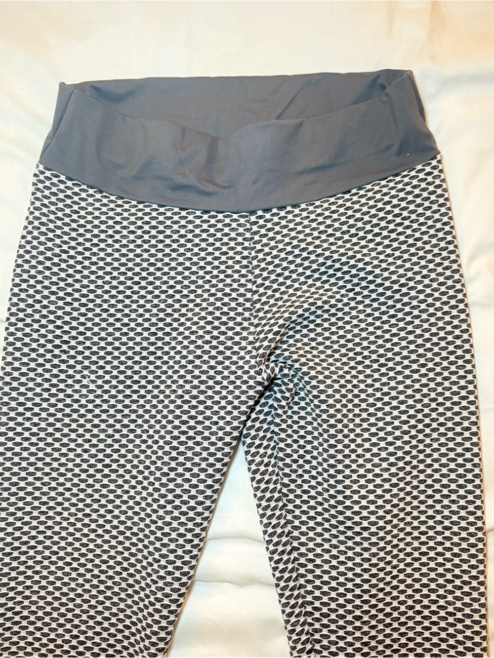 Gray White Honeycomb Scrunch Butt Leggings